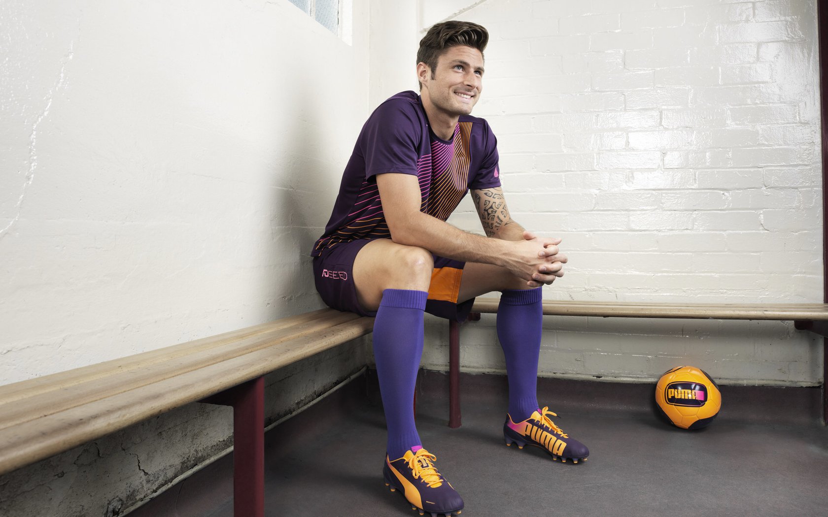 莱万手感滚烫，带领曼联鏖战莱比锡，赛后一句话霸气侧漏的简单介绍